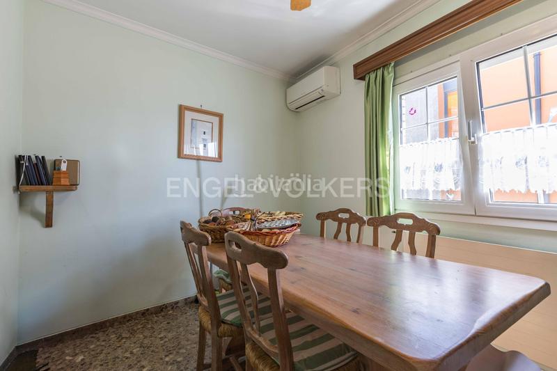 Foto be634120-3b2e-4b5a-8f79-ee0aac023e70. Casa con riscaldamento parcheggio piscina in La Miranda Esplugues de Llobregat