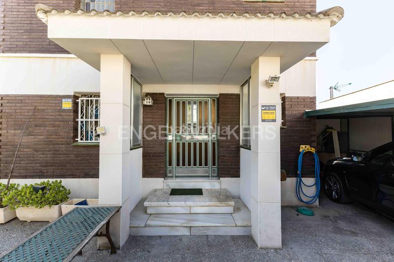 Foto cf78bc46-b198-4a1e-952b-bccc08e8adad. Casa con riscaldamento parcheggio piscina in La Miranda Esplugues de Llobregat