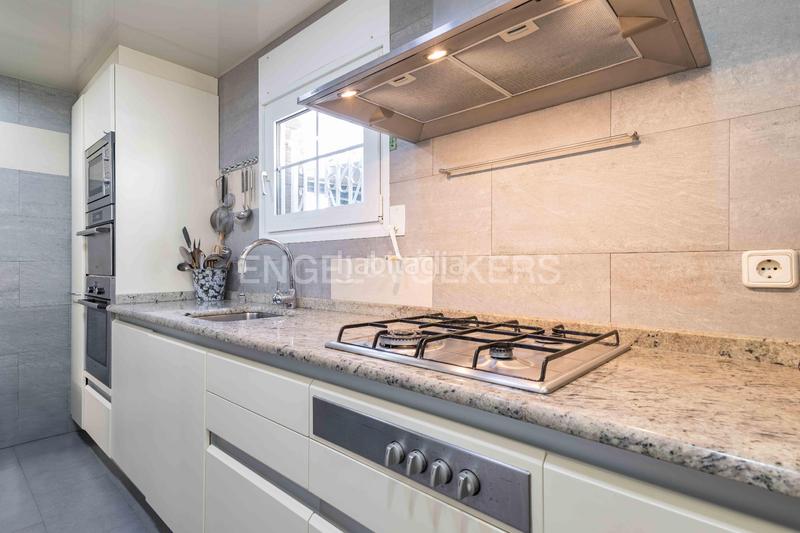 Foto d03232ea-2a82-4bfc-9aee-30103a790997. Casa con riscaldamento parcheggio piscina in La Miranda Esplugues de Llobregat