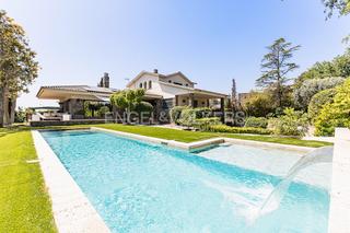 Casa a Bellaterra. Magnífica casa unifamiliar con piscina y gran jardín