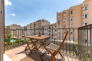 Attique à El Coll. Ático dúplex con luz natural y terraza en el corazón de sant cug