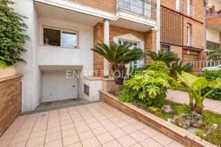Casa a Centre-Estació. Casa única en el centro de gavà con jardín y piscina.