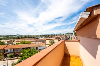 Apartament a Masquefa. Dúplex luminoso y funcional de 4 habitaciones con balcón y patio