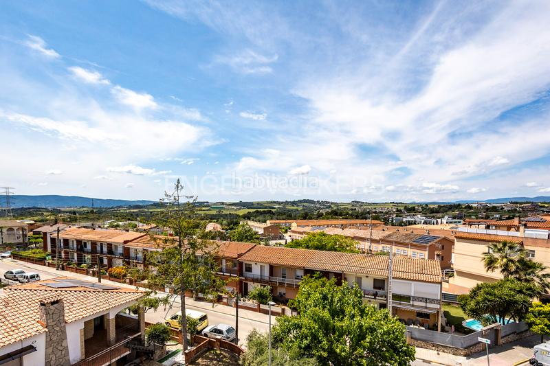 Apartament a Masquefa. Dúplex luminoso y funcional de 4 habitaciones con balcón y patio