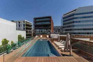 Attique à El Parc i la Llacuna del Poblenou. Loft moderno en poblenou con piscina