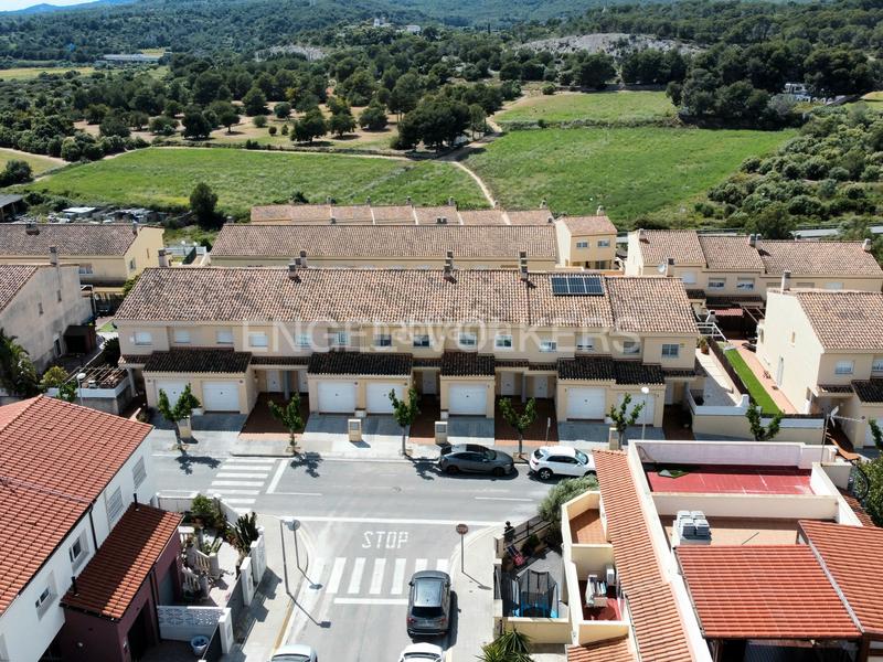 Foto 568bc7e6-bd74-4ec9-b8f2-290f4d732b2d. Casa adossada amb calefacció aparcament piscina a Cubelles