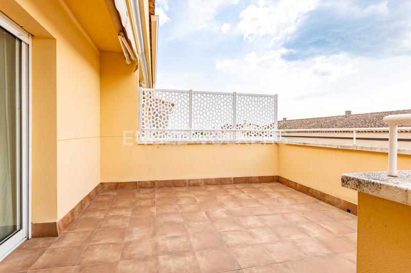 Foto a336a4cb-e0a3-4536-8a7f-9e01dea400d7. Casa adossada amb calefacció aparcament piscina a Cubelles