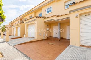 Casa adossada a Santa Maria-l´Eixample-Sud Sumella. Casa pareada en cubelles con piscina y ubicación inmejorable