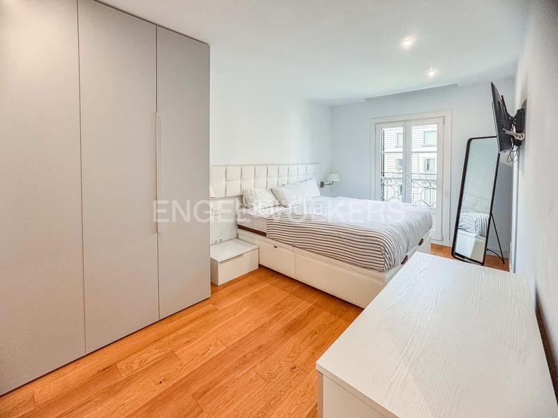 Foto 3b018aa3-a5a9-424d-a3f2-72926e2c6919. Alquiler apartamento elegante piso temporal en rambla catalunya en Barcelona