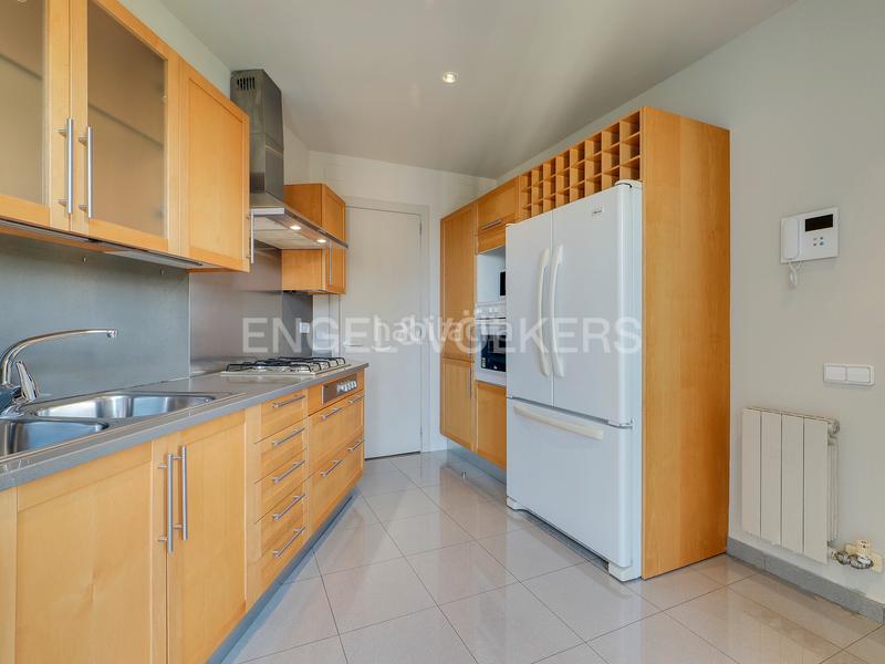 Foto df605de6-b50a-4ccf-9f97-94e127f332bc. Alquiler apartamento luminoso piso semiamueblado con pk en Pedralbes en Barcelona