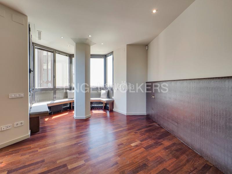 Foto f78f40e3-0c9d-4eaa-ab36-67e7faf25a24. Alquiler apartamento luminoso piso semiamueblado con pk en Pedralbes en Barcelona