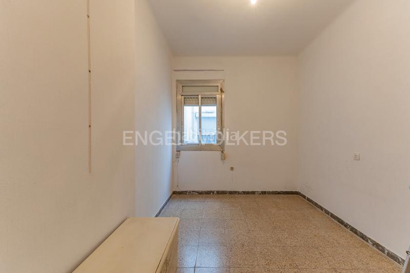 Foto 0eecaa4d-3e5c-4e75-8acf-867a1d371583. Apartamento piso céntrico para reformar sin ascensor en esplugues en Esplugues de Llobregat