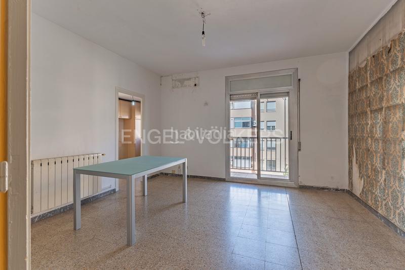 Foto 72ca20d6-cf16-414e-94bb-7e996834d9bd. Apartamento piso céntrico para reformar sin ascensor en esplugues en Esplugues de Llobregat