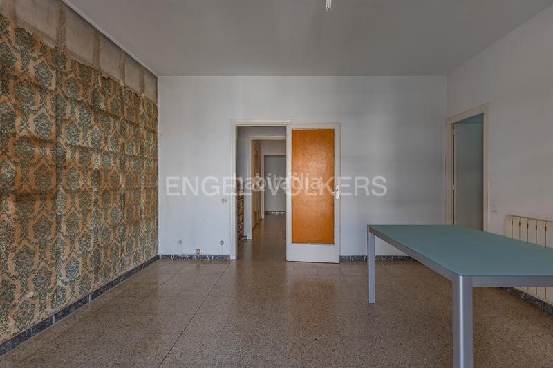 Foto a33f8fbe-0a15-41d4-8b30-50718c7910de. Apartamento piso céntrico para reformar sin ascensor en esplugues en Esplugues de Llobregat