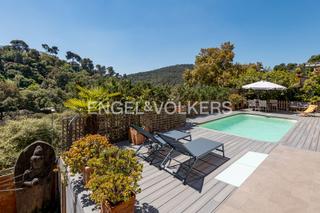 Casa a Vallvidrera - Tibidabo - Les Planes. Encantadora casa soleada, tranquila y con piscina en el corazón