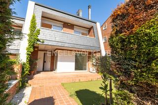 Casa adossada a Ametlla del Vallès (L´). Casa en el centro de lametlla del vallès