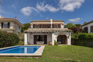 Casa a Vallpineda-Santa Bàrbara. Oasis clásico en vallpineda lujosa residencia de 8 dormitorios c