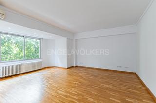 Appartement à Dreta de l´Eixample. Gran piso alto ubicado en la calle diputació