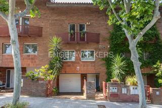 Maison jumelée à Molins de Rei. Esplendorosa residencia de lujo con terraza en molins de rei, a