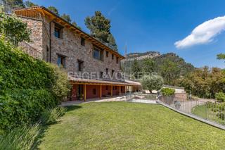 Masia a Gallifa. Exclusiva y única propiedad con piscina en gallifa