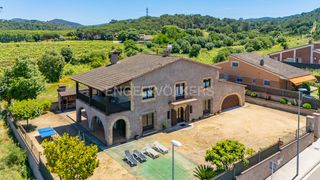 Casa in Montornès del Vallès. Excelente y moderna masía en montornès