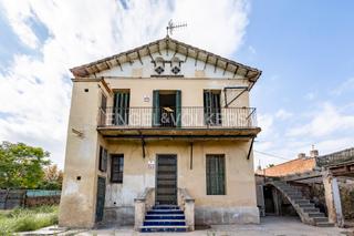 Casa adossada a Sant Vicenç dels Horts. Casa histórica