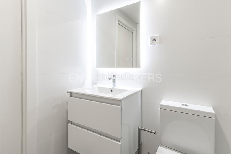 Foto 0ef51671-855c-4a3b-85e8-0dd8384e9a46. Alquiler apartamento espectacular piso temporal obra nueva frente al mar. en Badalona