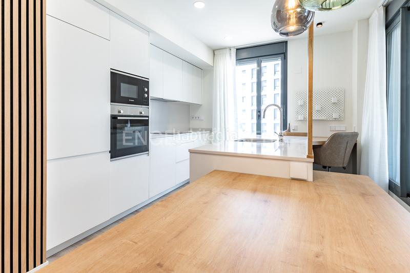 Foto f58324f1-7f76-47db-8ee5-e384ebc0f7b7. Alquiler apartamento espectacular piso temporal obra nueva frente al mar. en Badalona