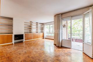 Apartament a Tres Torres. Amplio piso a reformar en tres torres