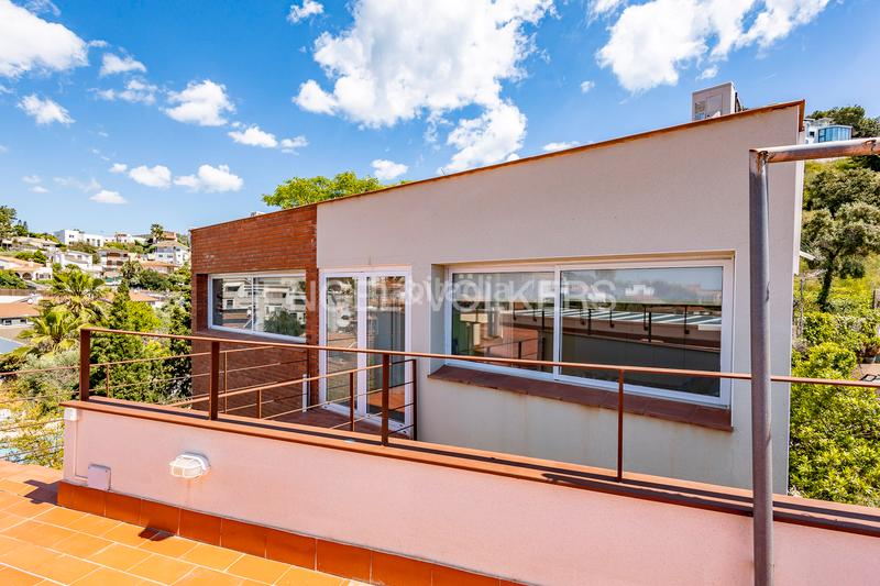 Foto 02a5cacf-2d99-450d-9878-fa8f2db58685. Casa amb calefacció aparcament piscina a Levantina - Montgavina - Quintmar Sitges