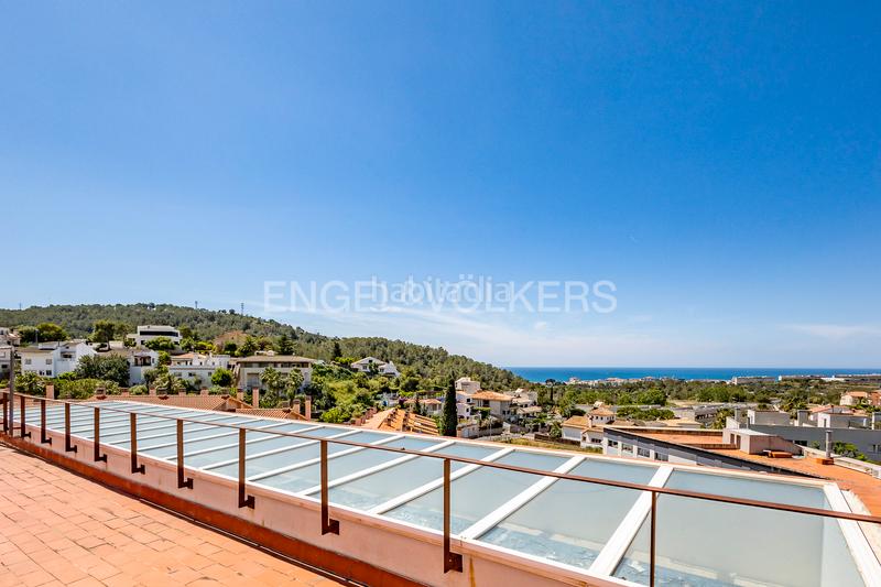 Foto 08c5eca3-3f5d-4242-a9b1-a36891db2aea. Casa amb calefacció aparcament piscina a Levantina - Montgavina - Quintmar Sitges