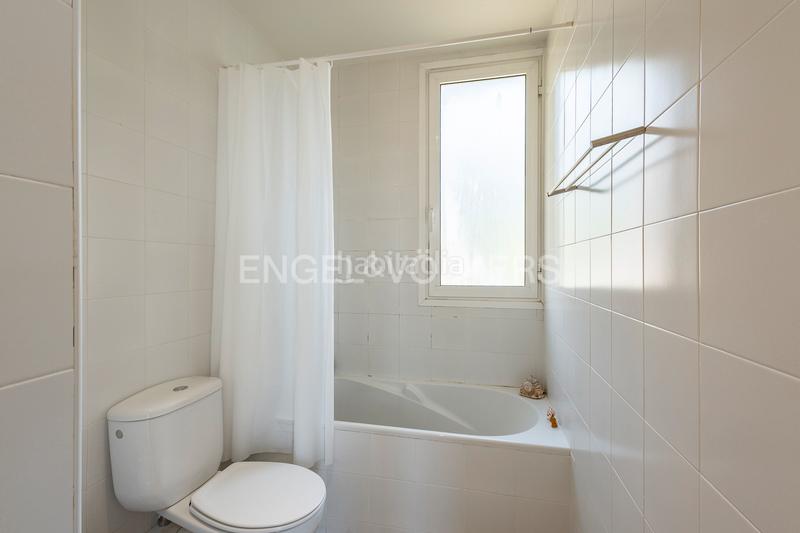 Foto 24b2861f-84bf-428a-b02e-9cd50bf19683. Casa amb calefacció aparcament piscina a Levantina - Montgavina - Quintmar Sitges