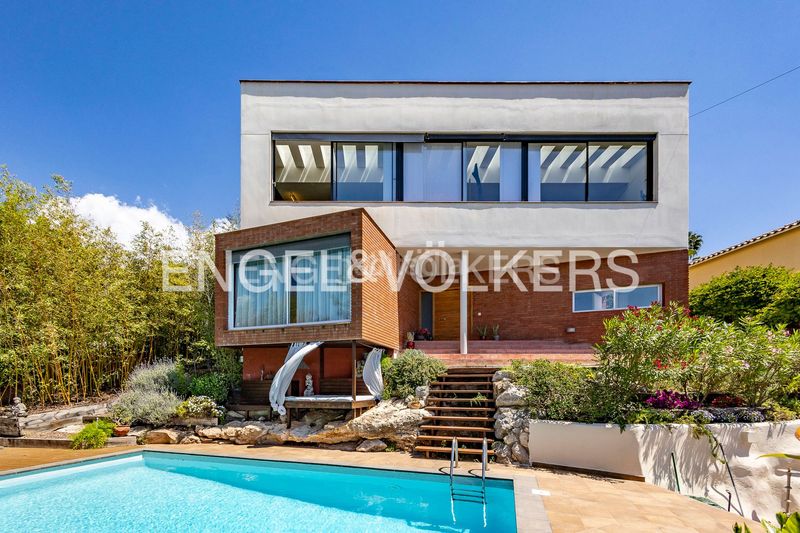 Foto 5a81d9e6-b4cc-427e-a02c-9ae784eeb101. Casa amb calefacció aparcament piscina a Levantina - Montgavina - Quintmar Sitges