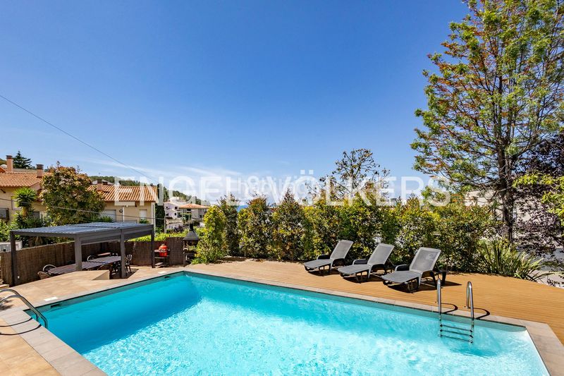 Foto 7e38664f-fdd3-4a41-95ec-a0b422fb9612. Casa amb calefacció aparcament piscina a Levantina - Montgavina - Quintmar Sitges
