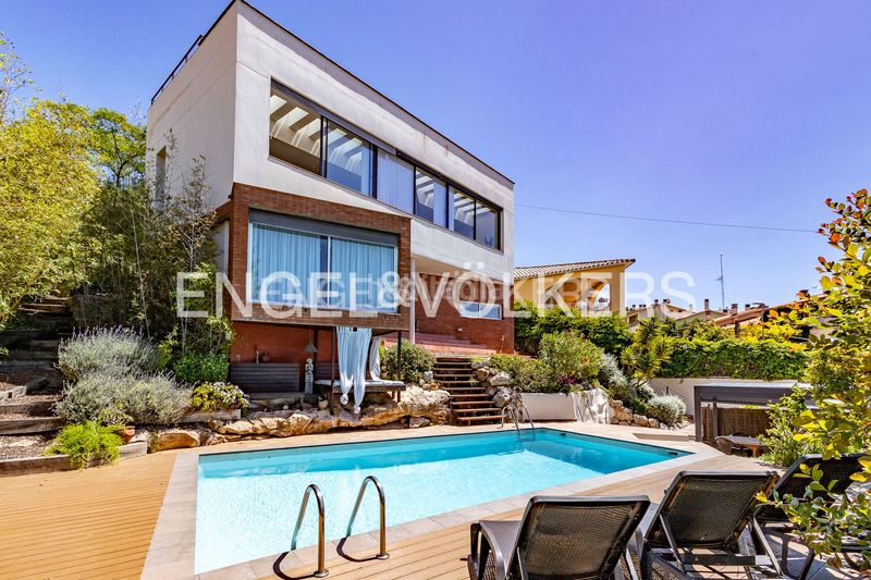 Foto 9a66b60c-6f51-48ce-9046-499e7a23c124. Casa amb calefacció aparcament piscina a Levantina - Montgavina - Quintmar Sitges