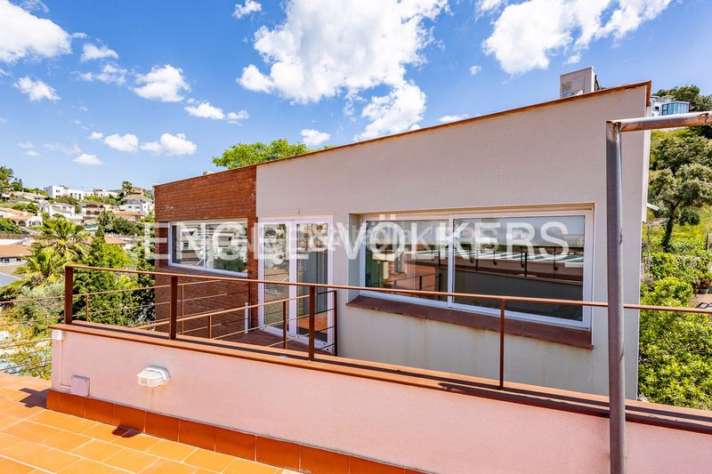 Foto f4aedada-9b8e-4ba4-bfde-281f58e3825a. Casa amb calefacció aparcament piscina a Levantina - Montgavina - Quintmar Sitges