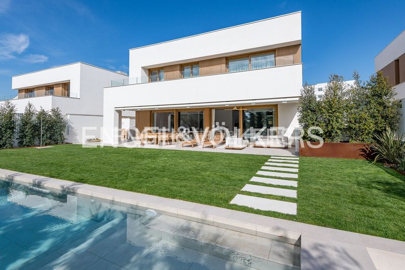 Foto 9cb3c2d4-5f2d-4716-9714-576e88e9143c. Casa amb calefacció aparcament piscina a Vallpineda-Santa Bàrbara Sitges