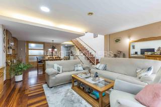 Casa a Diagonal-Colomeres. Casa premium, con vivienda completa e independiente.