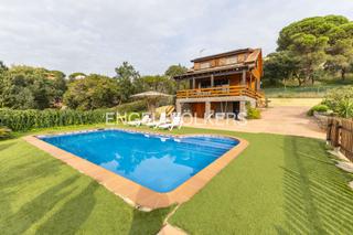 Casa a Tordera. Casa unifamiliar de diseño en madera con piscina y licencia turí