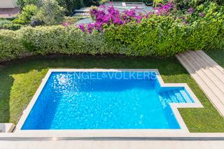 Maison à Pedralbes. Elegante villa con piscina privada y jardín en pedralbes