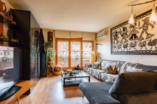 Apartment in Sant Esteve Sesrovires. Amplio piso con 4 habitaciones, balcón y plaza de parking en el