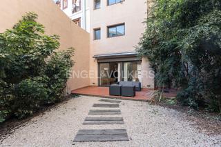 Apartamento en Raval. Espectacular planta baja al lado sant antoni con jardín