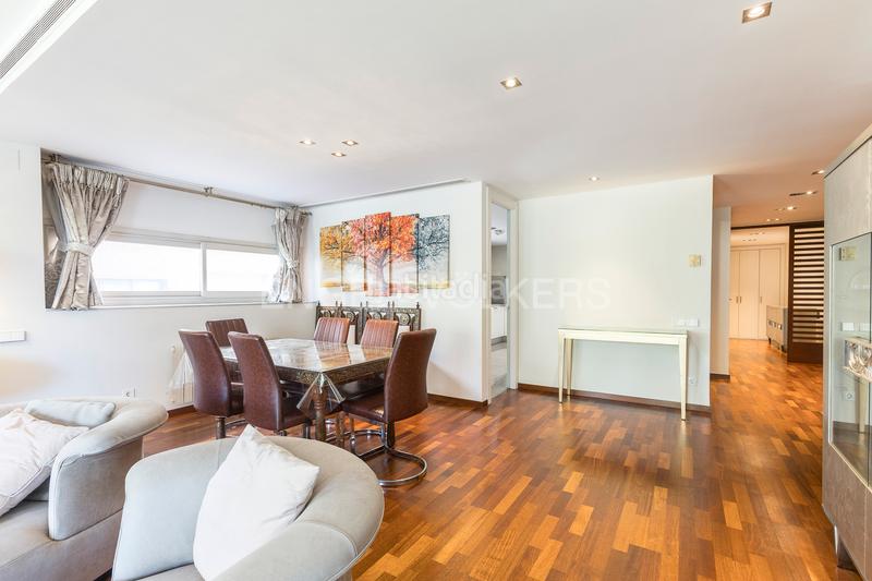 Foto 2450c214-37a8-4a6d-8d55-e346fd249977. Location appartement avec chauffage parking dans Tres Torres Barcelona