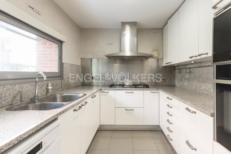Foto d27df40c-973f-42f5-8242-1d8955f775a8. Location appartement avec chauffage parking dans Tres Torres Barcelona