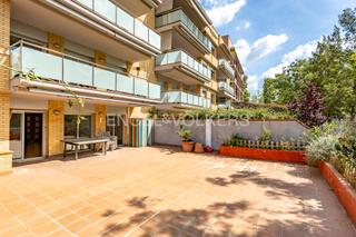 Apartment in Molins de Rei. Planta baja, terraza, parking doble, trastero y piscina