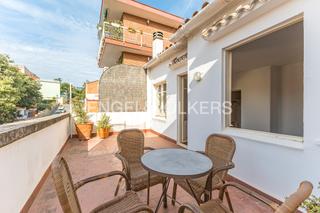 Casa a La Salut. Encantadora casa con taller integrado y dos accesos independient