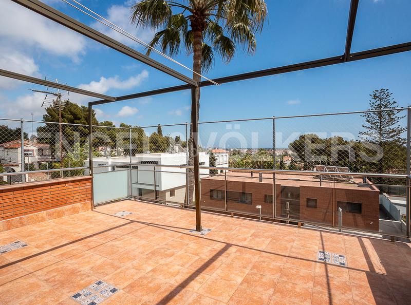 Foto 09a29dfc-ed47-4a26-b091-90f10672ce42. Casa amb calefacció aparcament piscina a Centre Castelldefels