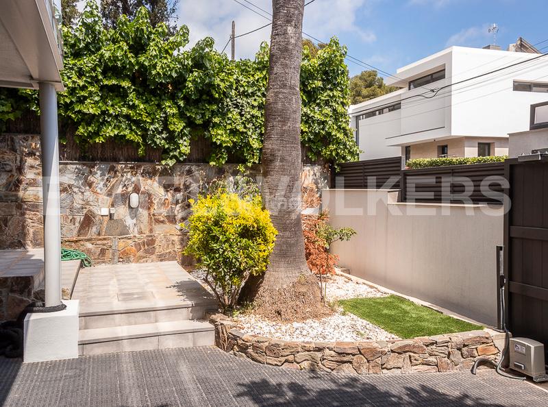 Foto 0d387561-2dac-4f2a-a417-ce349c3d78b3. Casa amb calefacció aparcament piscina a Centre Castelldefels