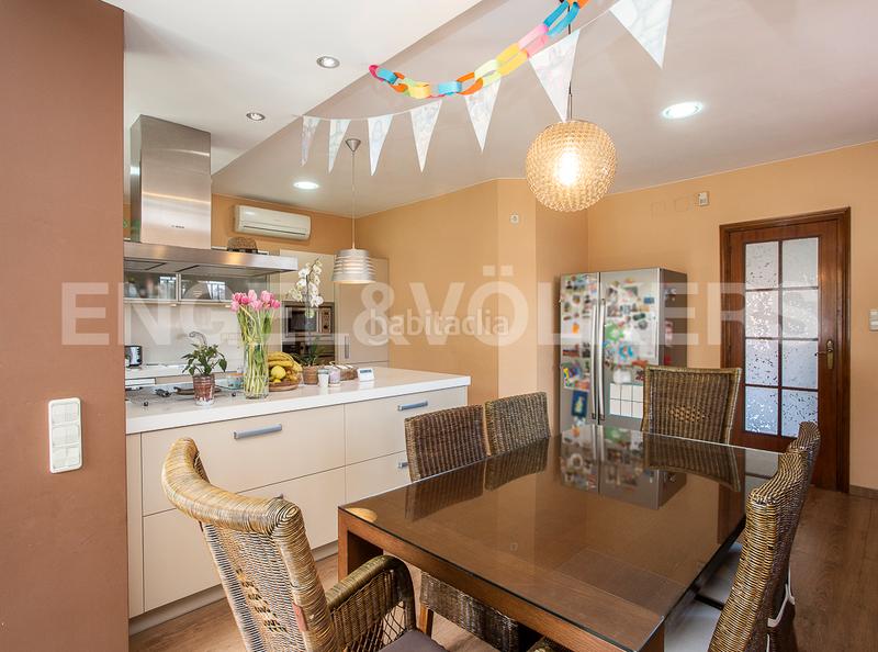 Foto 12ede837-be43-451d-8ed3-5f0f8d5f7367. Casa amb calefacció aparcament piscina a Centre Castelldefels