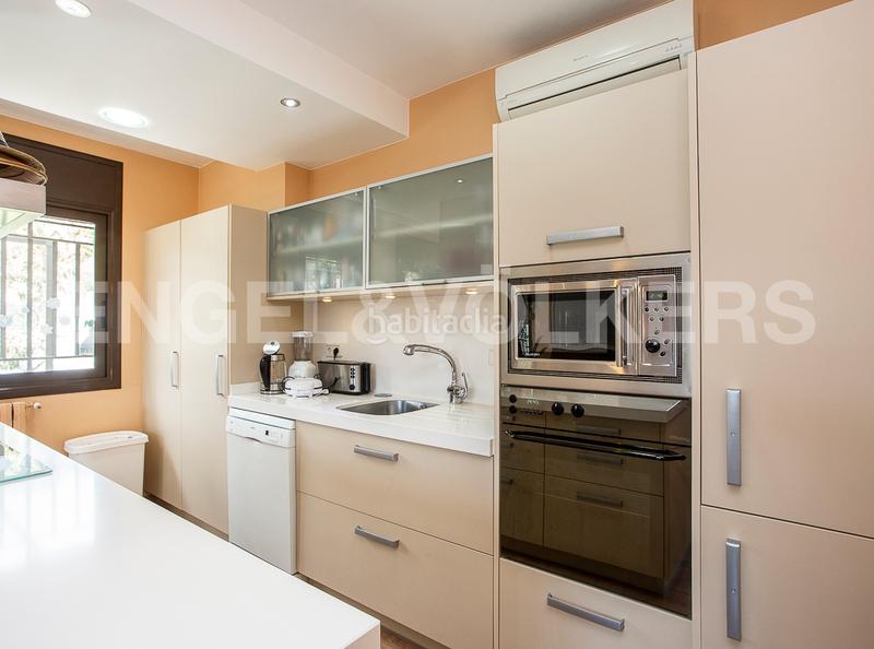 Foto 1e80a149-5fa3-4982-8bca-d9de2b8a0ff2. Casa amb calefacció aparcament piscina a Centre Castelldefels